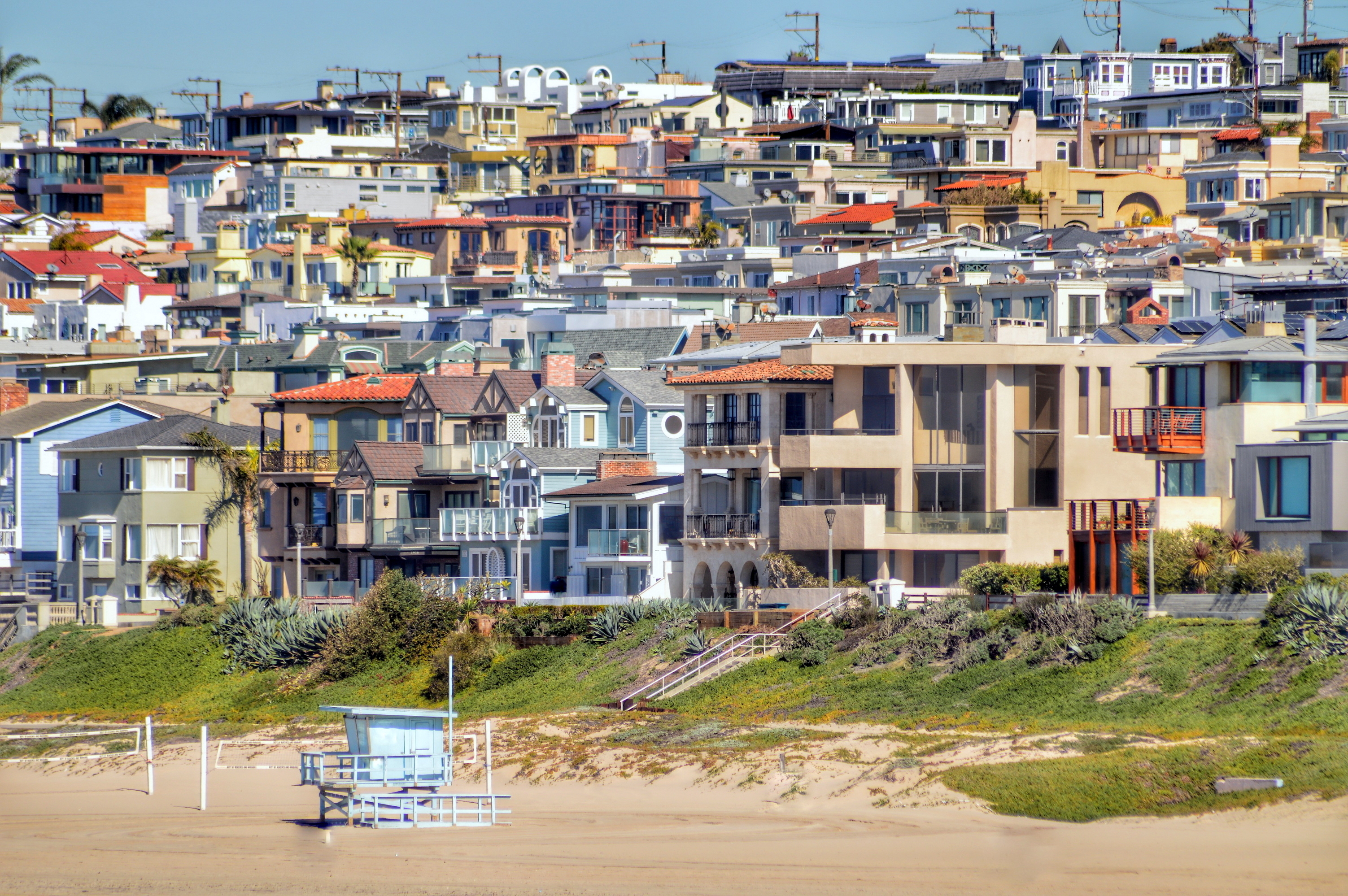 Manhattan Beach with view of homes behind it